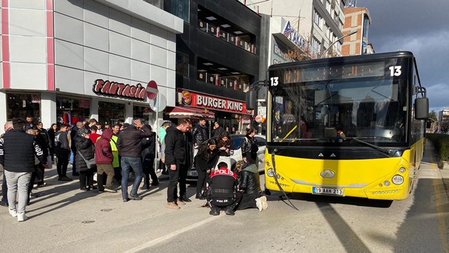 OTOBÜSÜN ÇARPTIĞI GENÇ KADIN YARALANDI